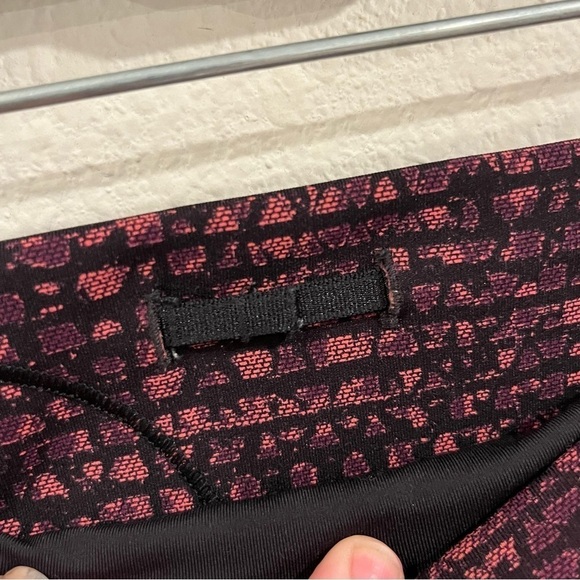 Lululemon Outrun 17" Crop leggings Shatter Weave Dust Coral Plum / Black size 8 - Picture 8 of 10